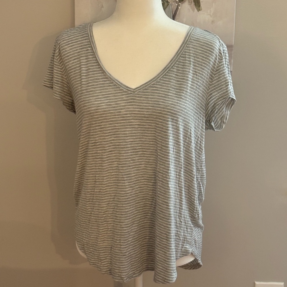 🦅CLOSET CLOSE OUT🦅
American Eagle Favorite T Shirt 
Size Medium